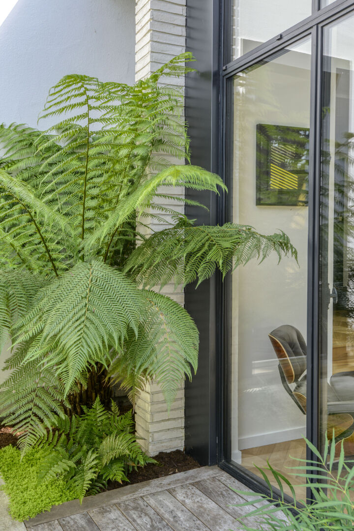 Photo Hôtel particulier d'exception classé au patrimoine nantais bénéficiant d'une extension contemporaine ouvrant sur une terrasse et un jardin sans vis à vis dans un environnement calme et verdoyant. image 4/6