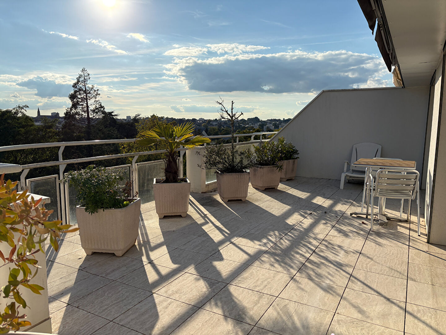 Appartement  d'exception en dernier étage de 140 m² (160 m² au sol) en duplex avec terrasses dans un immeuble de grand standing avec vue panoramique sur l'environnement verdoyant.