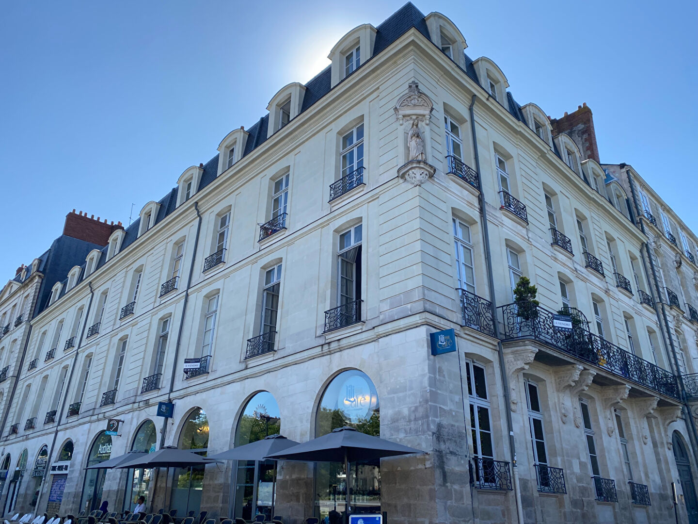 Bel appartement de caractère de 140.32 m² au sol (126.80 m² Carrez) dans un immeuble restauré du XVIIIème siècle