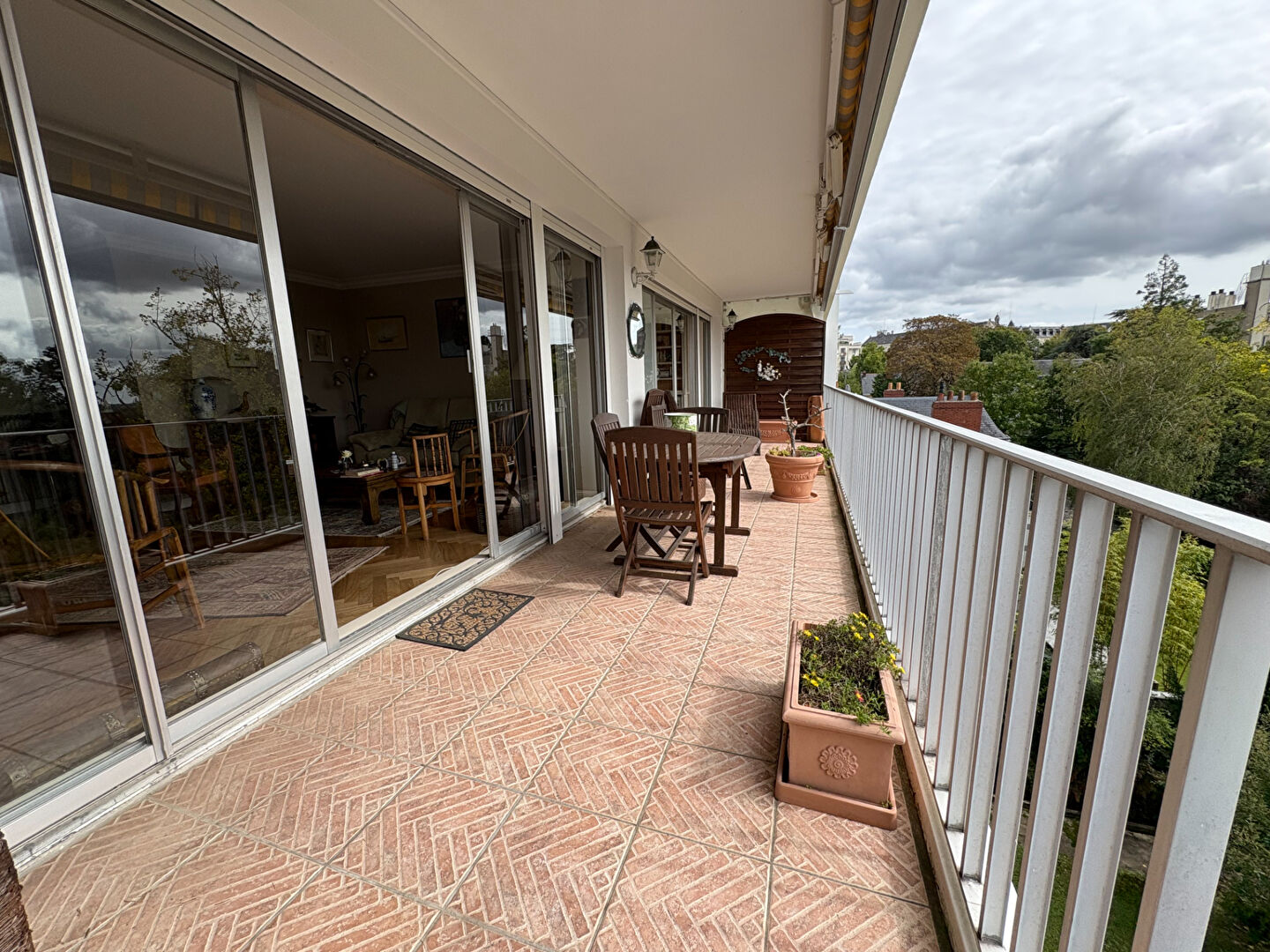 Photo Bel appartement T5 traversant de 126 m² donnant sur une terrasse Sud Ouest avec vue panoramique sur la Chézine en étage élevé avec ascenseur image 3/6