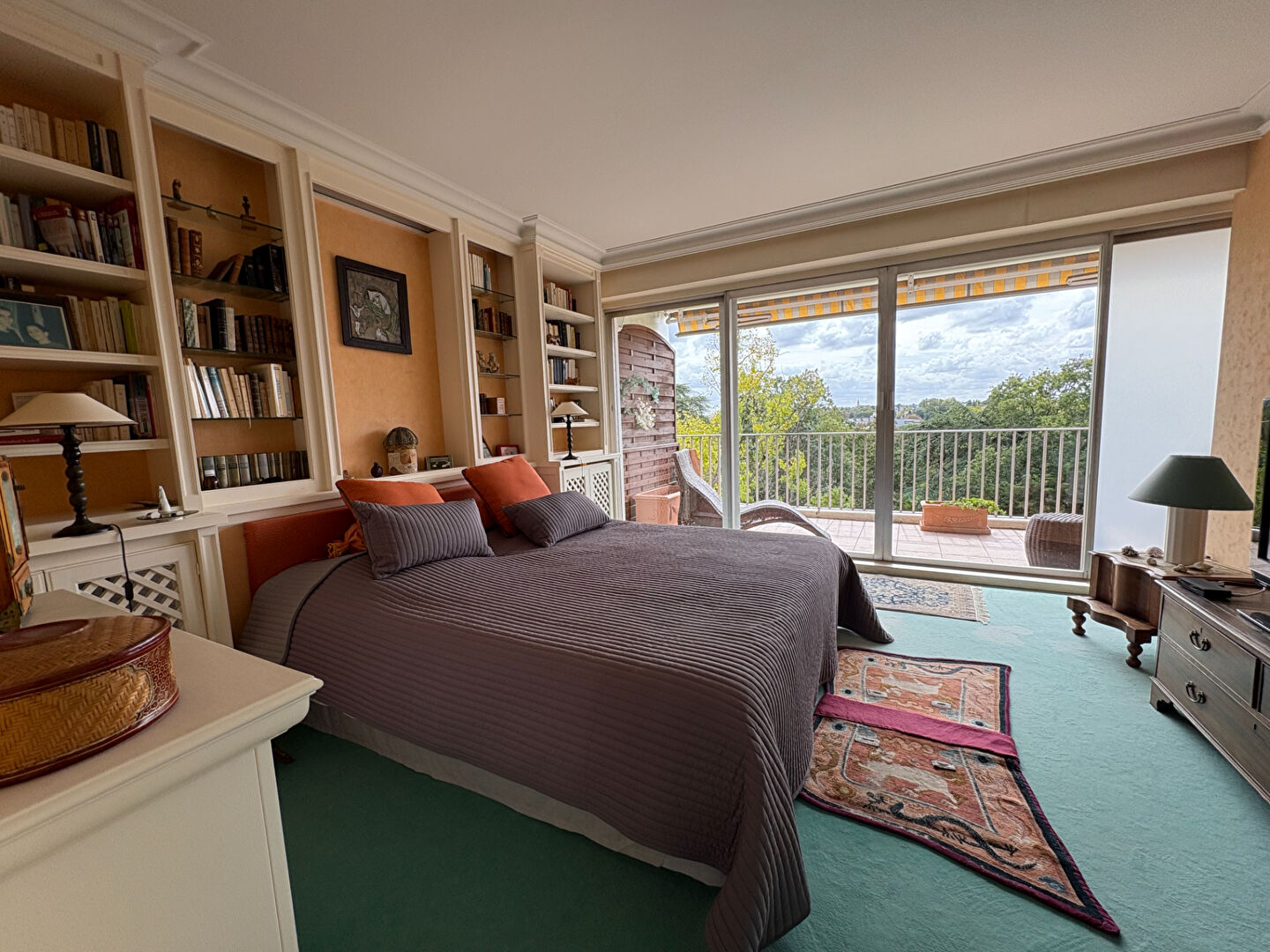 Photo Bel appartement T5 traversant de 126 m² donnant sur une terrasse Sud Ouest avec vue panoramique sur la Chézine en étage élevé avec ascenseur image 5/6