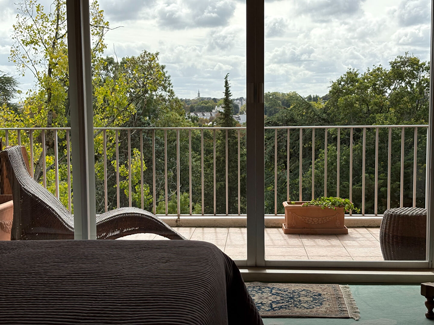 Photo Bel appartement T5 traversant de 126 m² donnant sur une terrasse Sud Ouest avec vue panoramique sur la Chézine en étage élevé avec ascenseur image 6/6