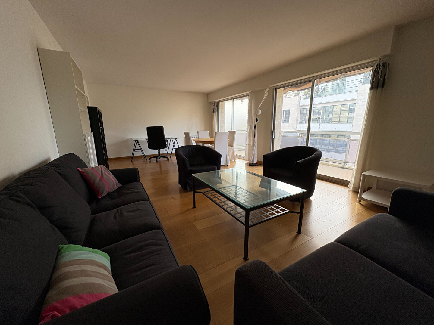 Photo Appartement T4  de 86 m² en étage élevé dans une  petite résidence de standing avec ascenseur. image 1/6