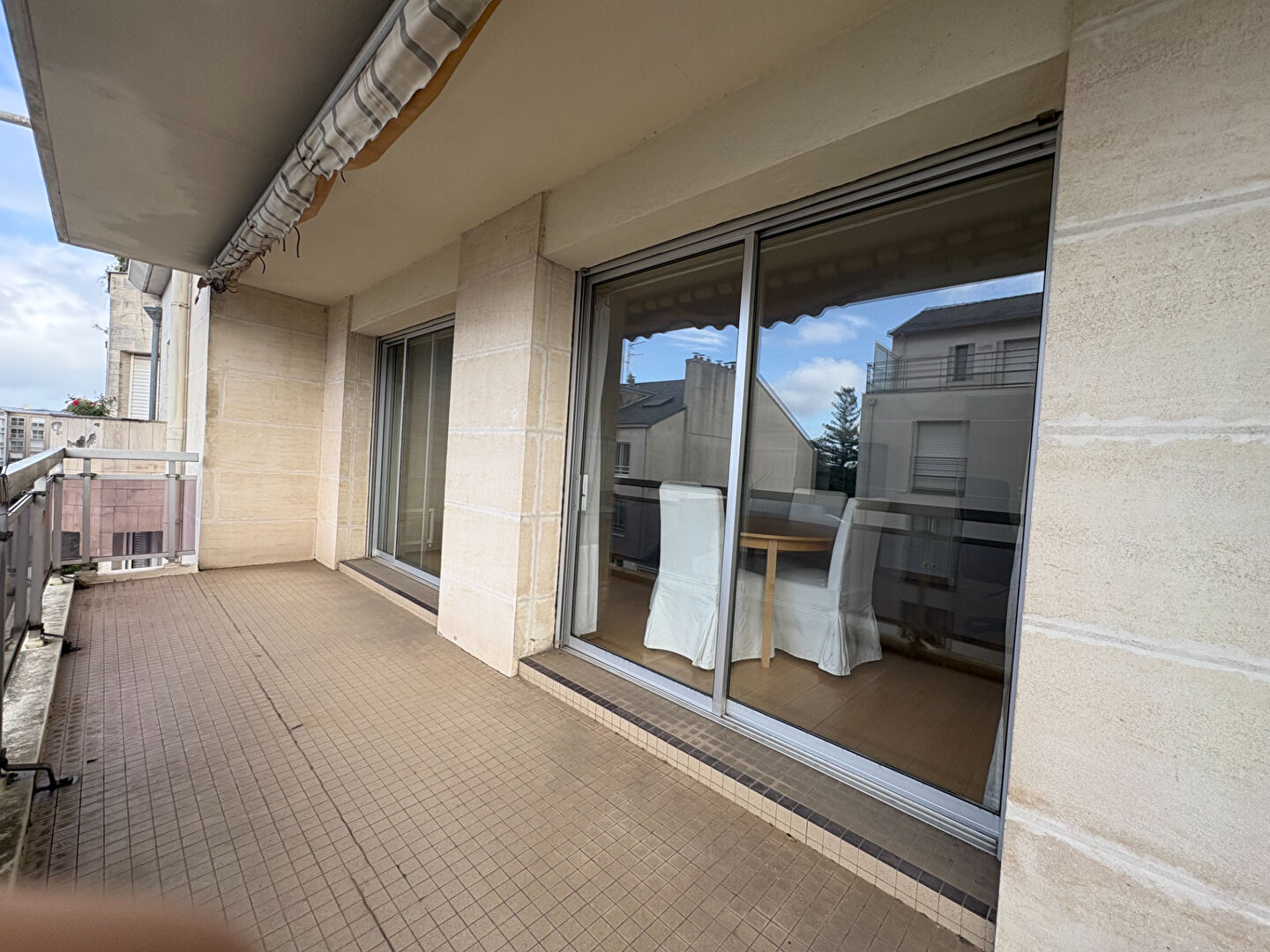 Photo Appartement T4  de 86 m² en étage élevé dans une  petite résidence de standing avec ascenseur. image 3/6