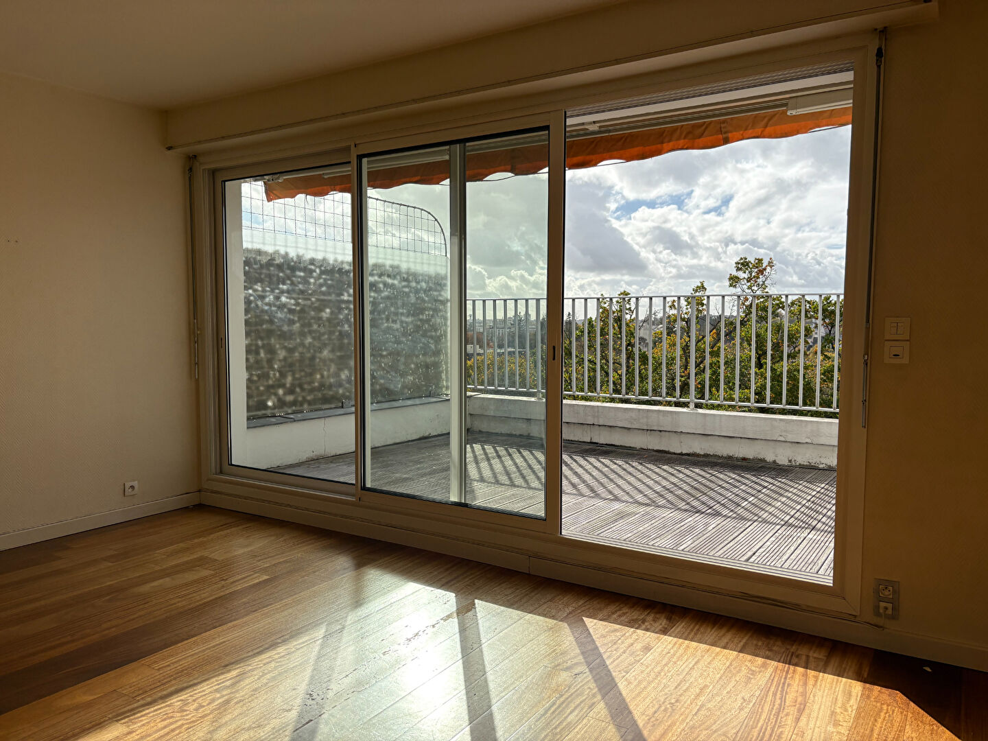 Photo Appartement T2 de 49 m² en duplex avec une terrasse et vue dégagée sur la Chézine au dernier étage avec ascenseur d'un immeuble de standing image 1/6