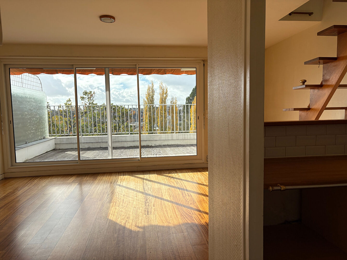 Photo Appartement T2 de 49 m² en duplex avec une terrasse et vue dégagée sur la Chézine au dernier étage avec ascenseur d'un immeuble de standing image 2/6