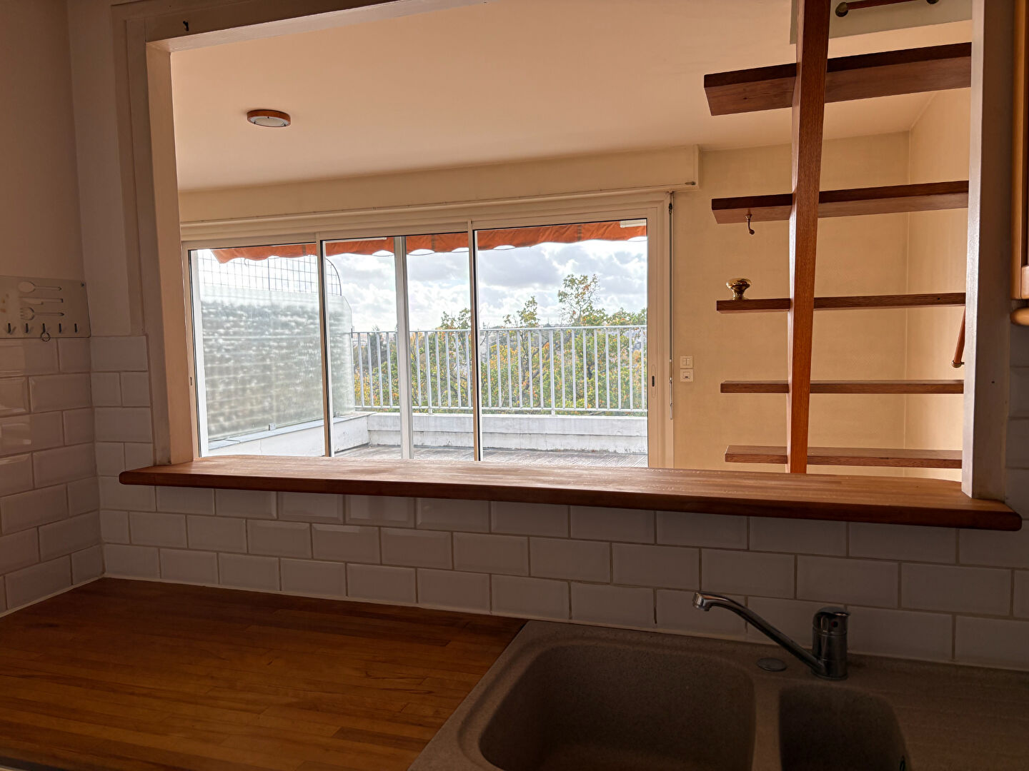 Photo Appartement T2 de 49 m² en duplex avec une terrasse et vue dégagée sur la Chézine au dernier étage avec ascenseur d'un immeuble de standing image 6/6