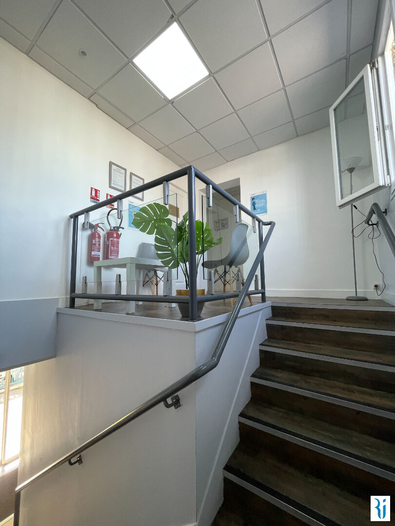 OISSEL ? 200 M² DE BUREAUX AVEC PARKING PRIVATIF
