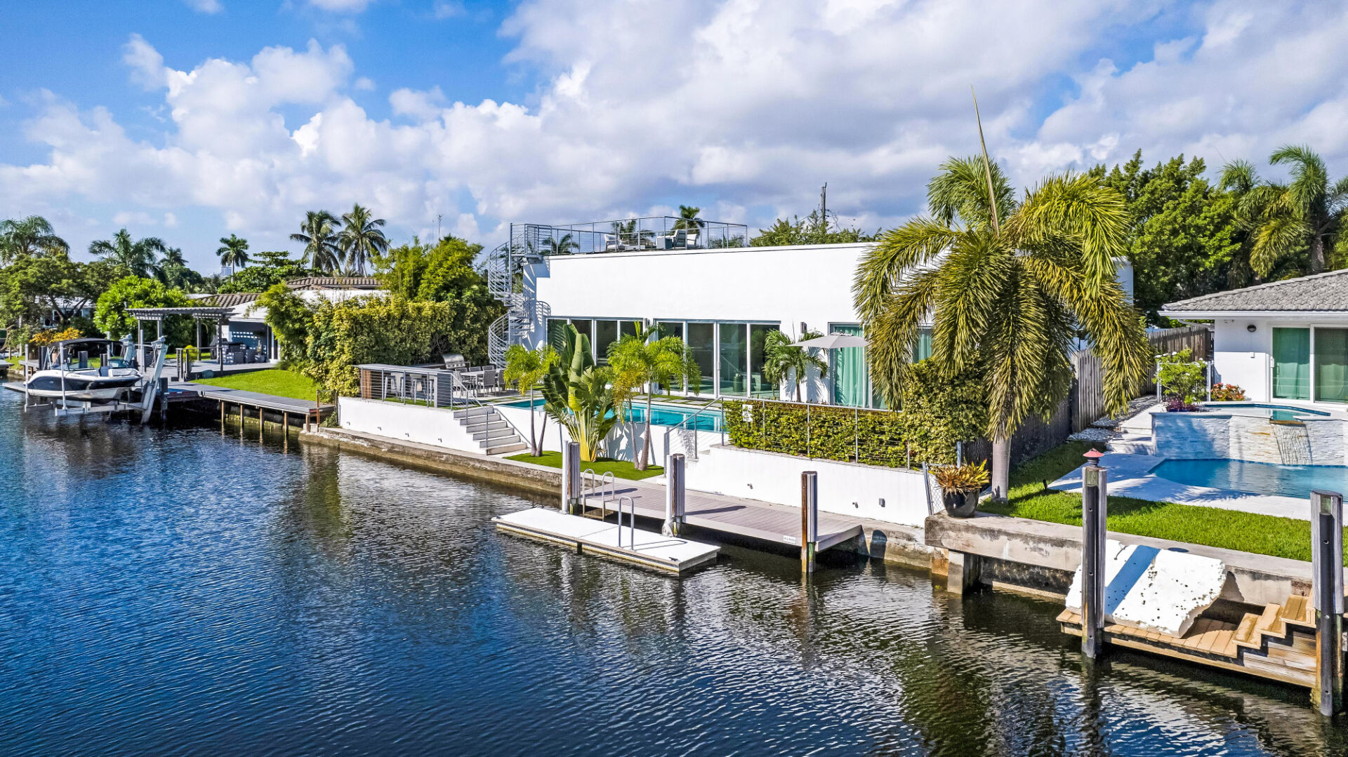 Photo Opportunité Unique : Maison Neuve en Bord de l'Eau région de Miami avec Locataire et Rentabilité de 10% image 4/6