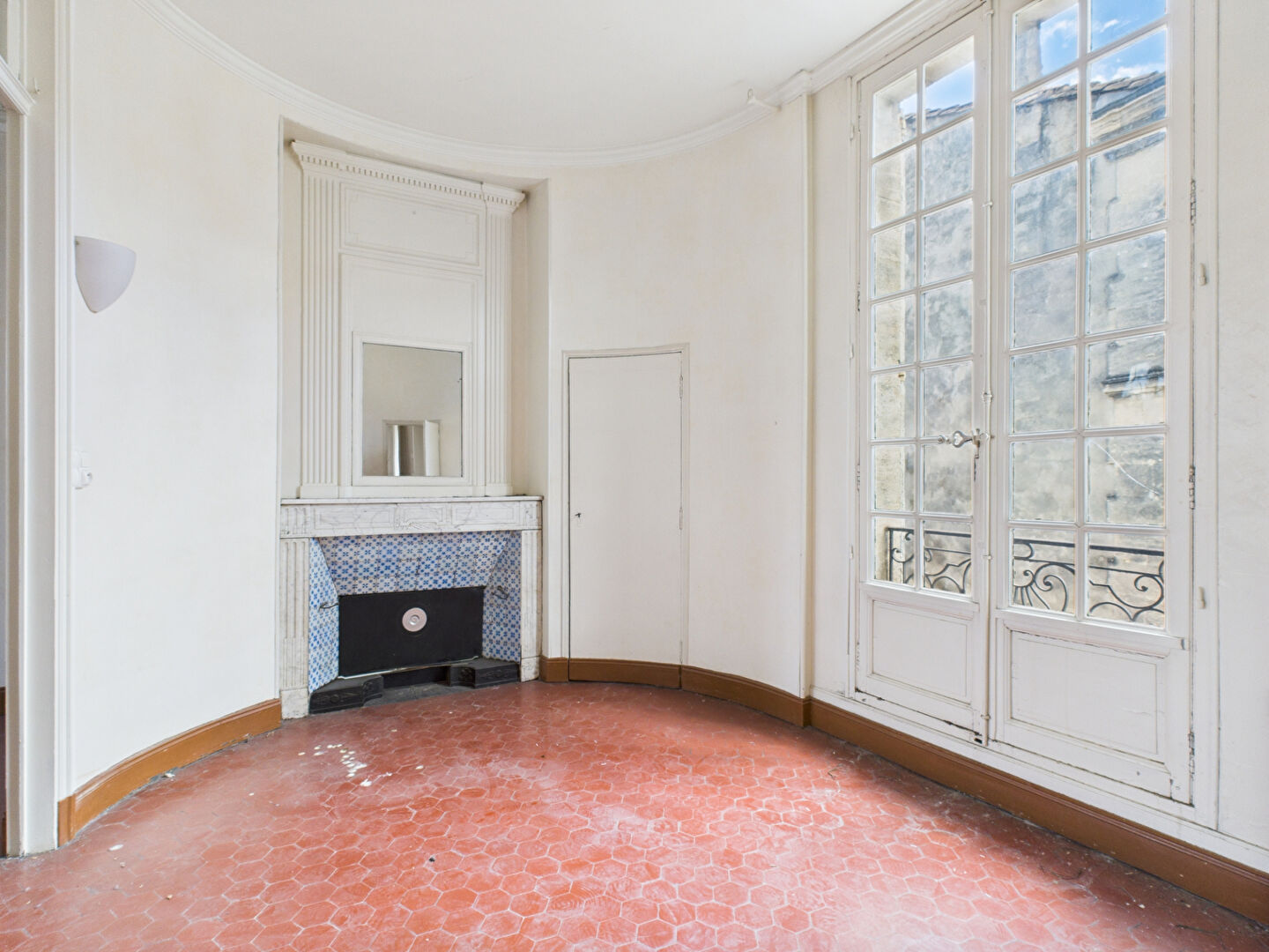 AVIGNON - RUE SAINT ETIENNE - GRAND APPARTEMENT DE CARACTÈRE
