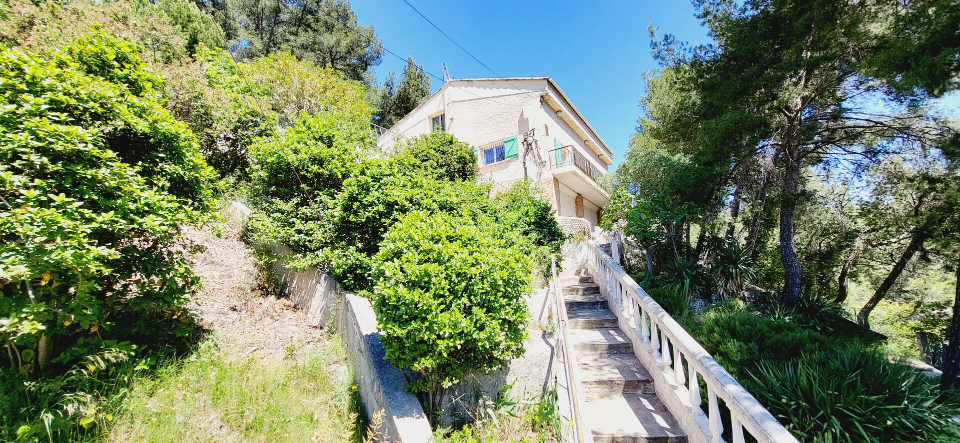 EXCLUSIVITÉ . HAUTEURS  DE  L'ESTAQUE  Grande villa  indépendante entre mer & colline sur terrain de 1300m2