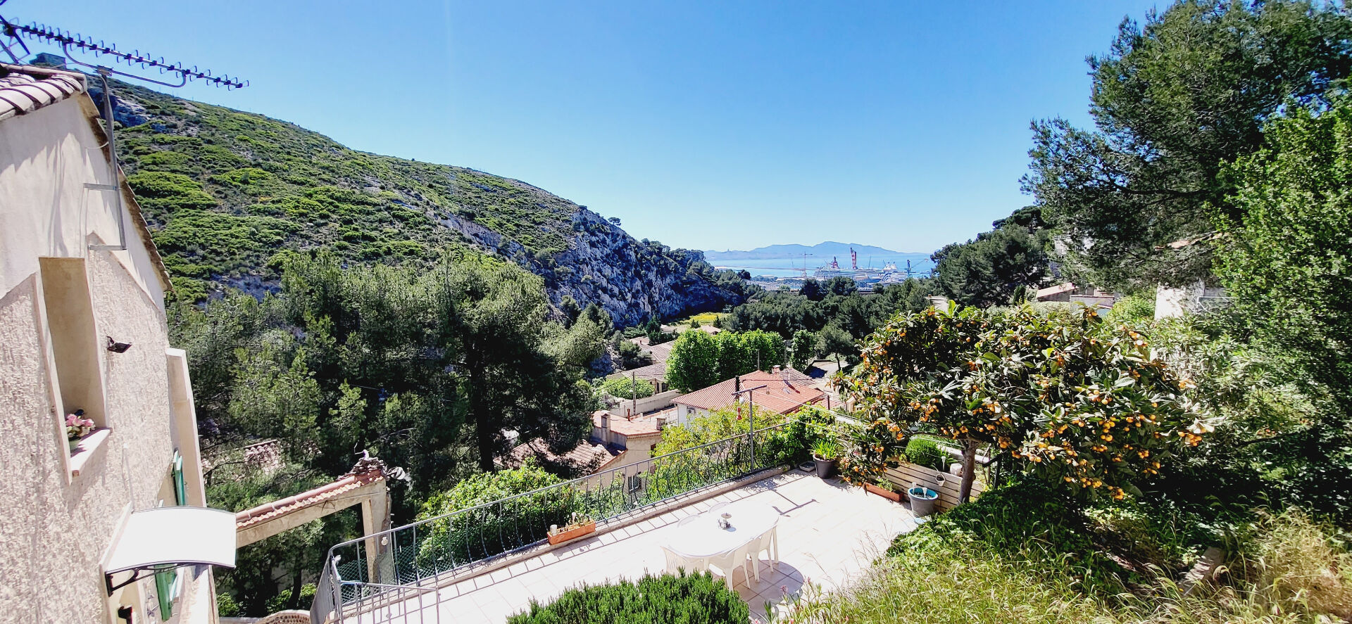 Photo EXCLUSIVITÉ . HAUTEURS  DE  L'ESTAQUE  Grande villa  indépendante entre mer & colline sur terrain de 1300m2 image 2/6