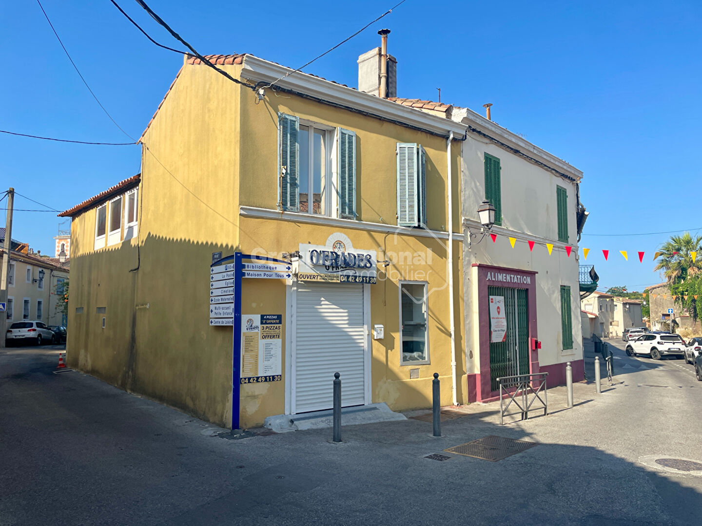 ENSUES LA REDONNE: Maison de type 3 à l'étage de 65 m2 environ+Local commercial.