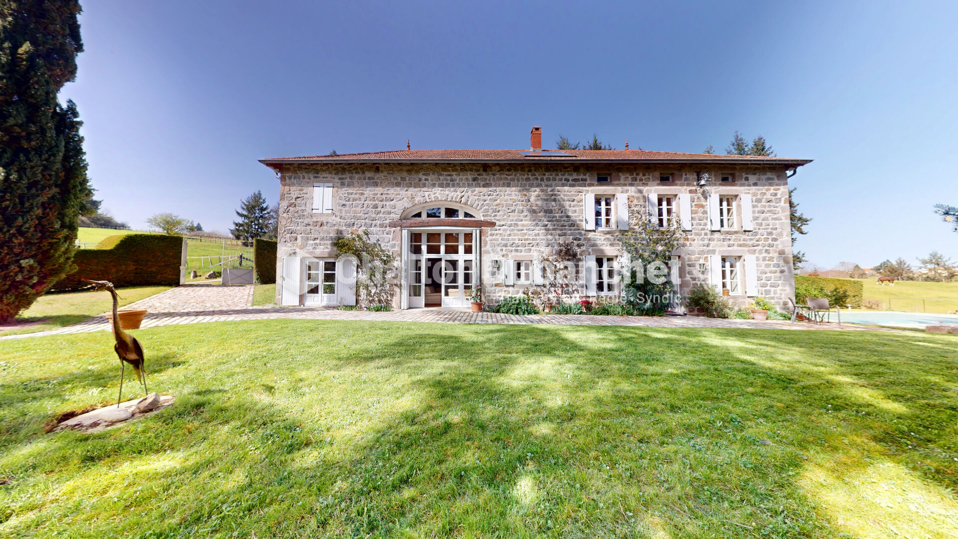 Ambierle 380 m2 habitable + 1 appartement et dépendances sur 70 000 m²