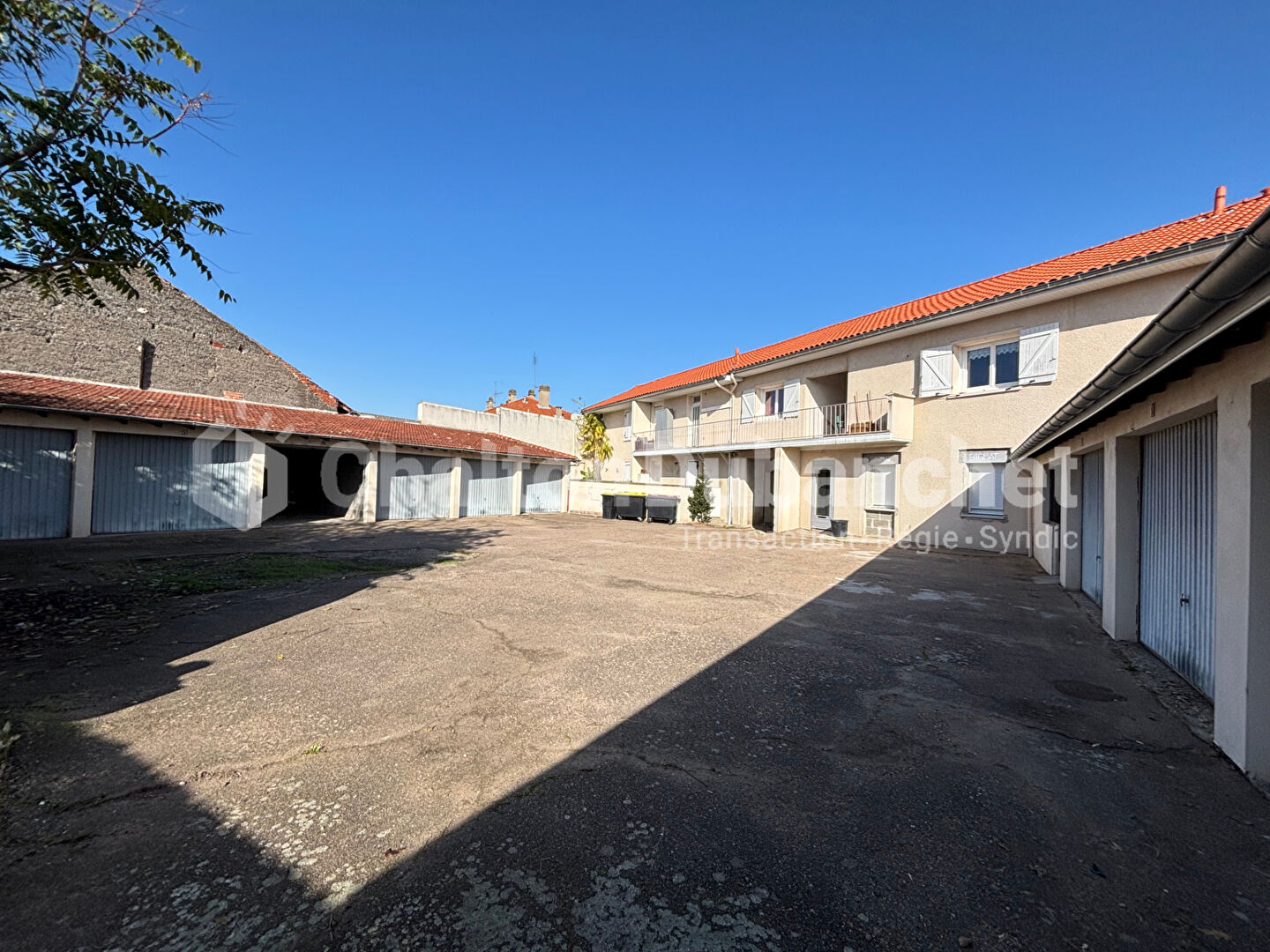 Photo LE COTEAU, Garage fermé image 2/4