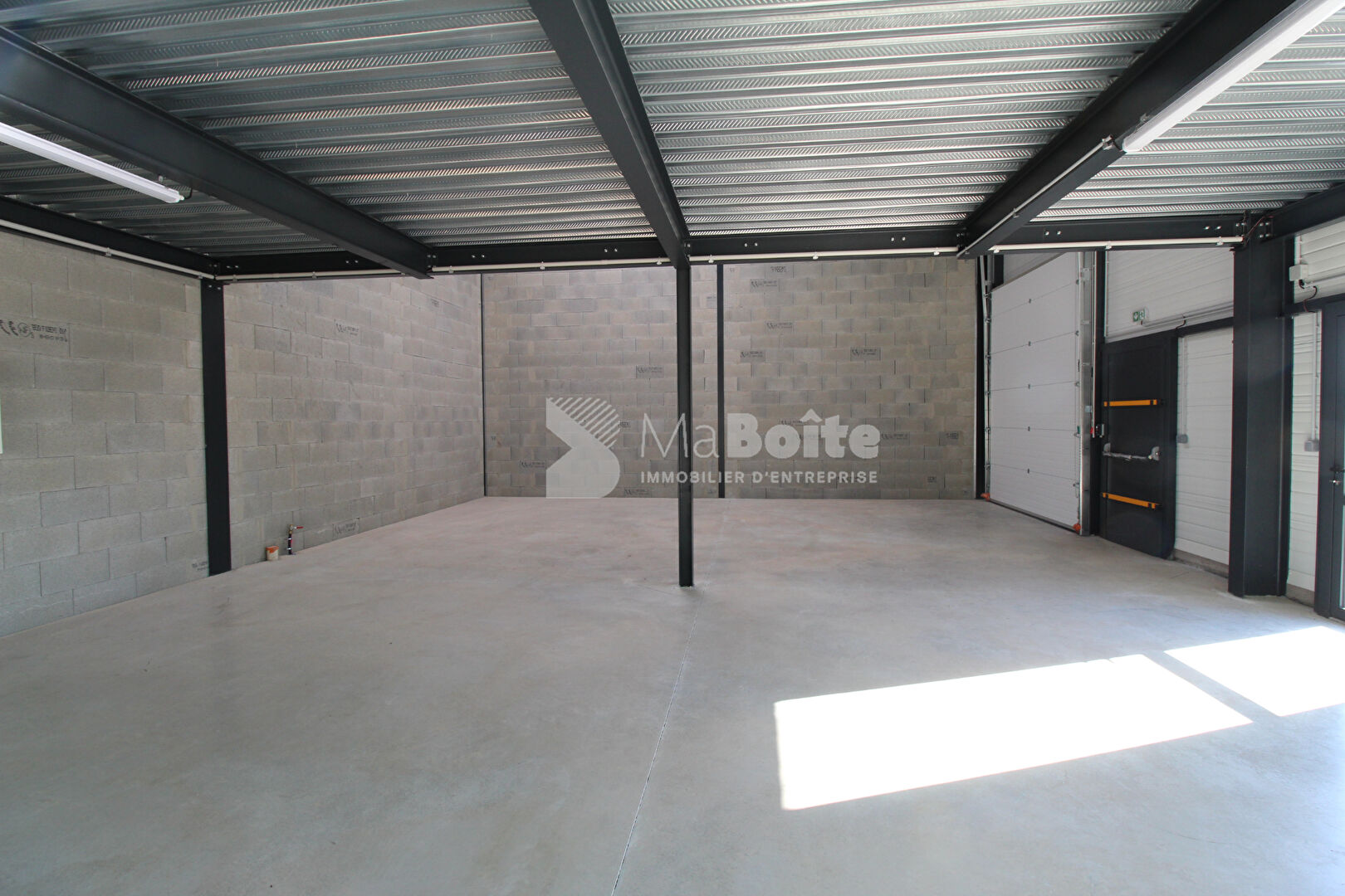 Photo RIORGES - Local d'activité neuf de 138 m² image 3/3