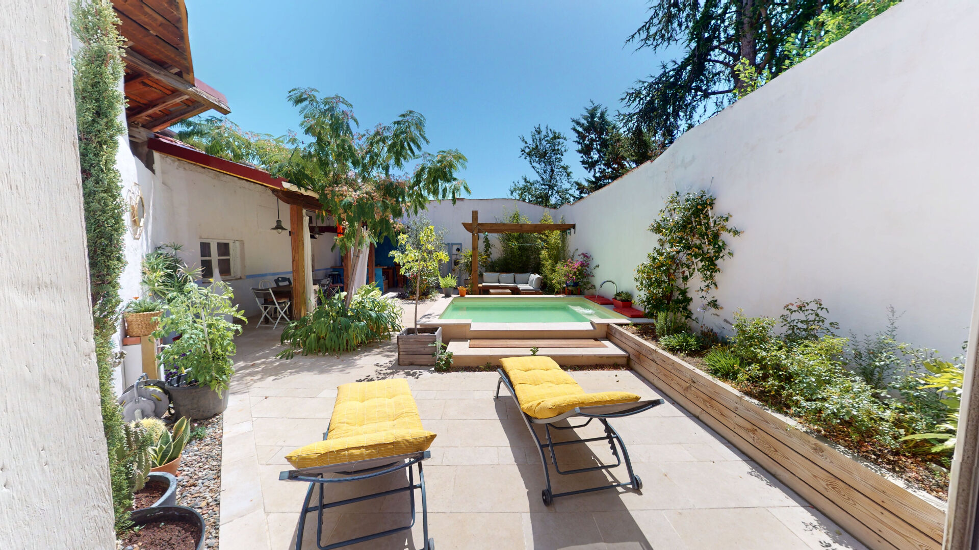 Photo RARE CENTRE LE COTEAU  Maison type atelier avec piscine et grande dépendance image 3/6