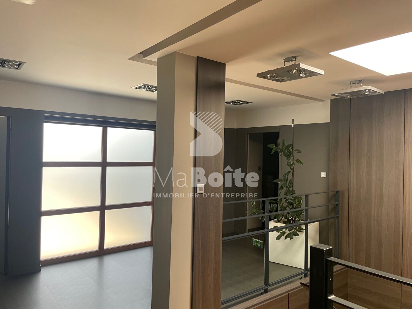 Photo EXCLUSIF  10 'MINUTES ST ETIENNE  / BATIMENT DE QUALITE SUR ZONE image 2/6