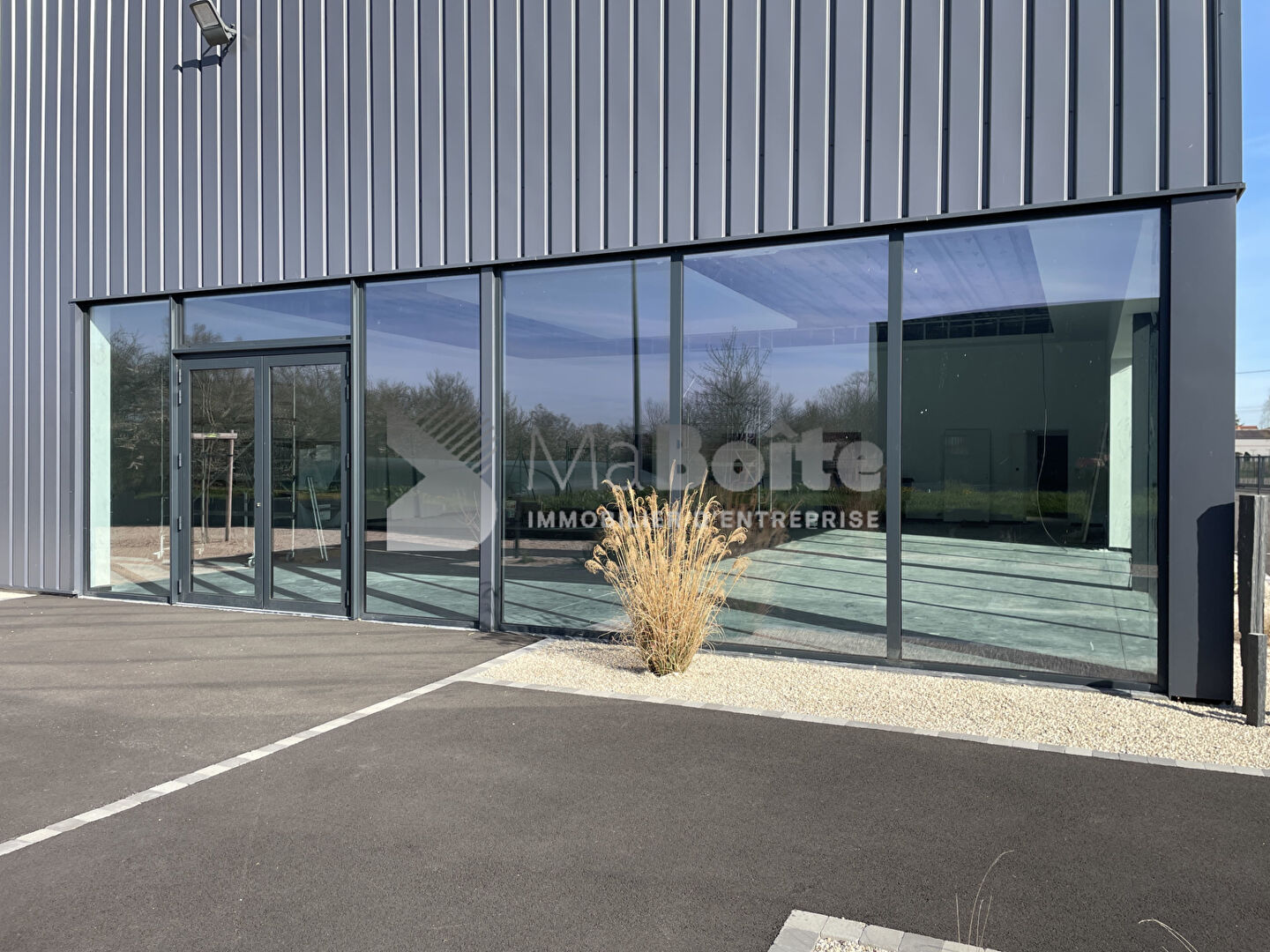 Photo POUILLY SOUS CHARLIEU  - Bureaux / show-room de 230 m² image 3/6