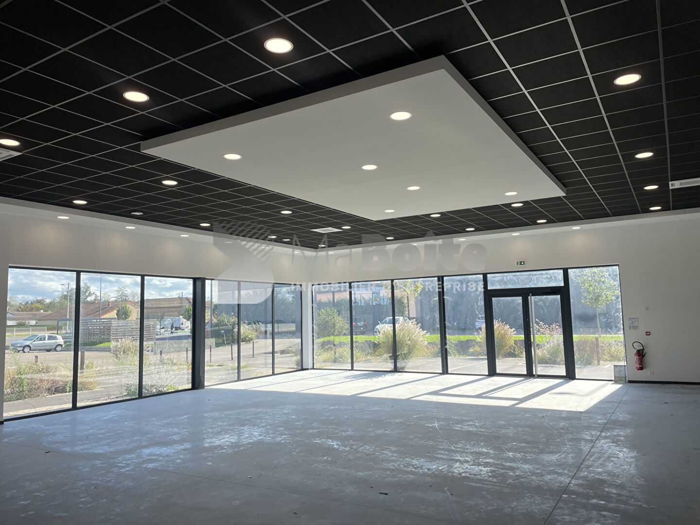 Photo POUILLY SOUS CHARLIEU  - Bureaux / show-room de 230 m² image 4/6