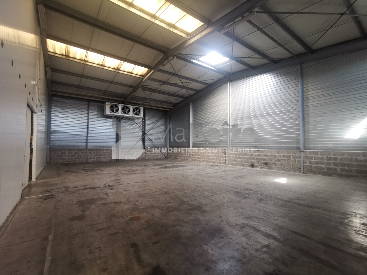 LE COTEAU - Local d'activité avec quai de 2 450 m²