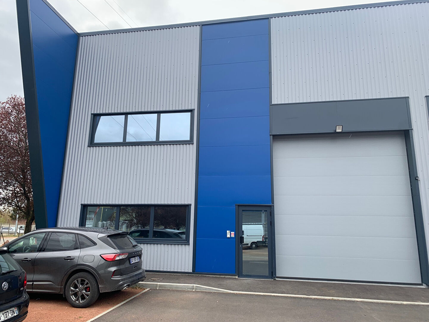 Photo LE COTEAU - Local d'activité 360 m² image 1/6