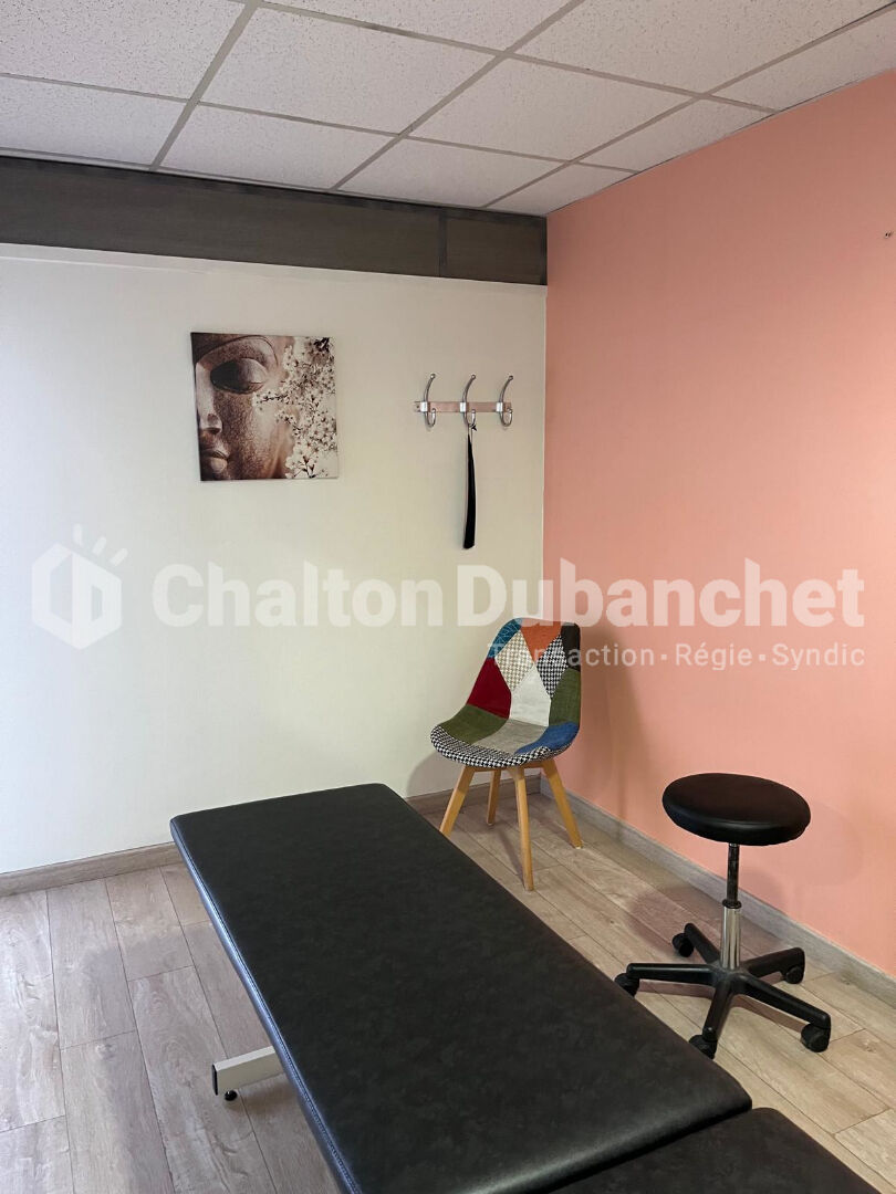 Photo LE COTEAU - Local commercial d'envrion 60 m² image 2/6