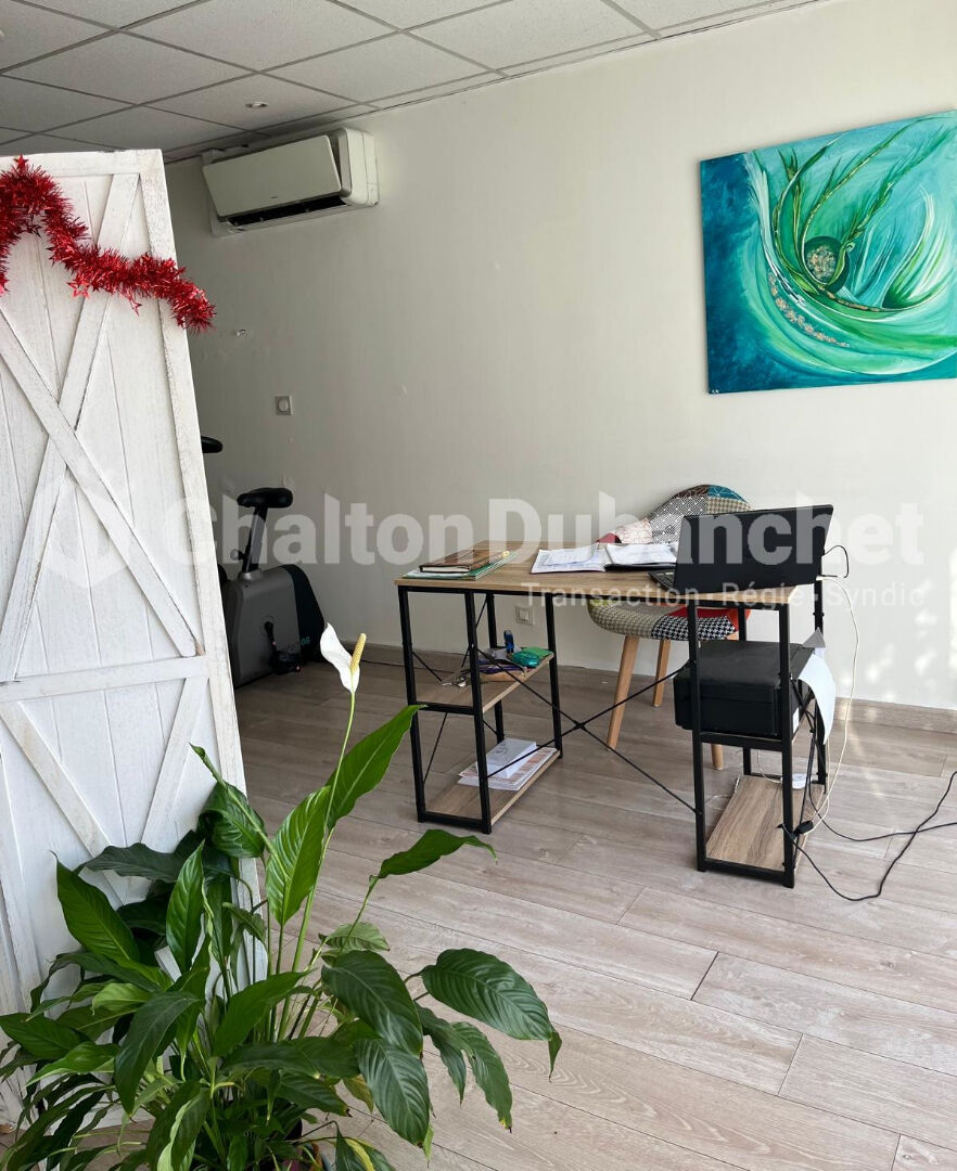 Photo LE COTEAU - Local commercial d'envrion 60 m² image 4/6