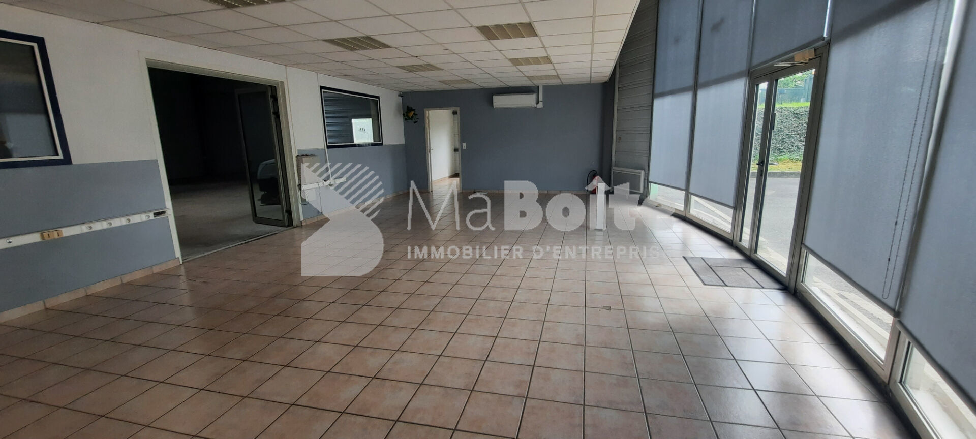 Photo EXCLUSIF BOEN SUR LIGNON - Local commercial et entrepôt de 582.26 m² image 2/6
