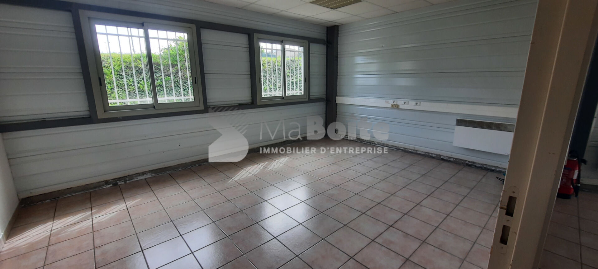 Photo EXCLUSIF BOEN SUR LIGNON - Local commercial et entrepôt de 582.26 m² image 6/6