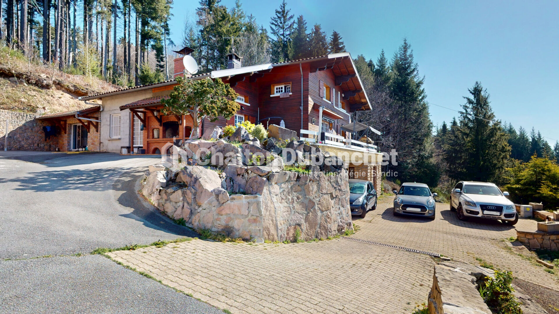 Photo COURS - Maison de 266 m² image 1/6