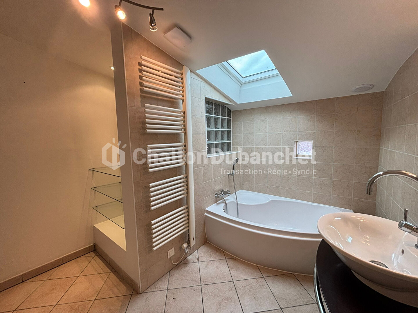 Photo LE COTEAU - Appartement T4 entièrement rénové  et très performant  idéalement situé au coeur des commerces image 5/5