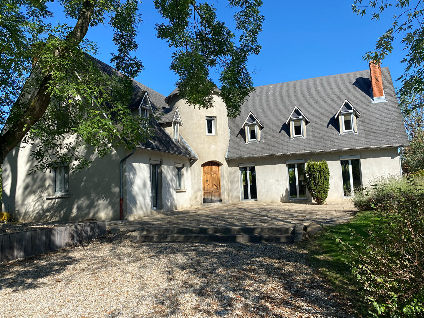 ? Demeure de charme avec piscine et dépendances ? Secteur Vauchette, à 15 min de Saint-Étienne ?