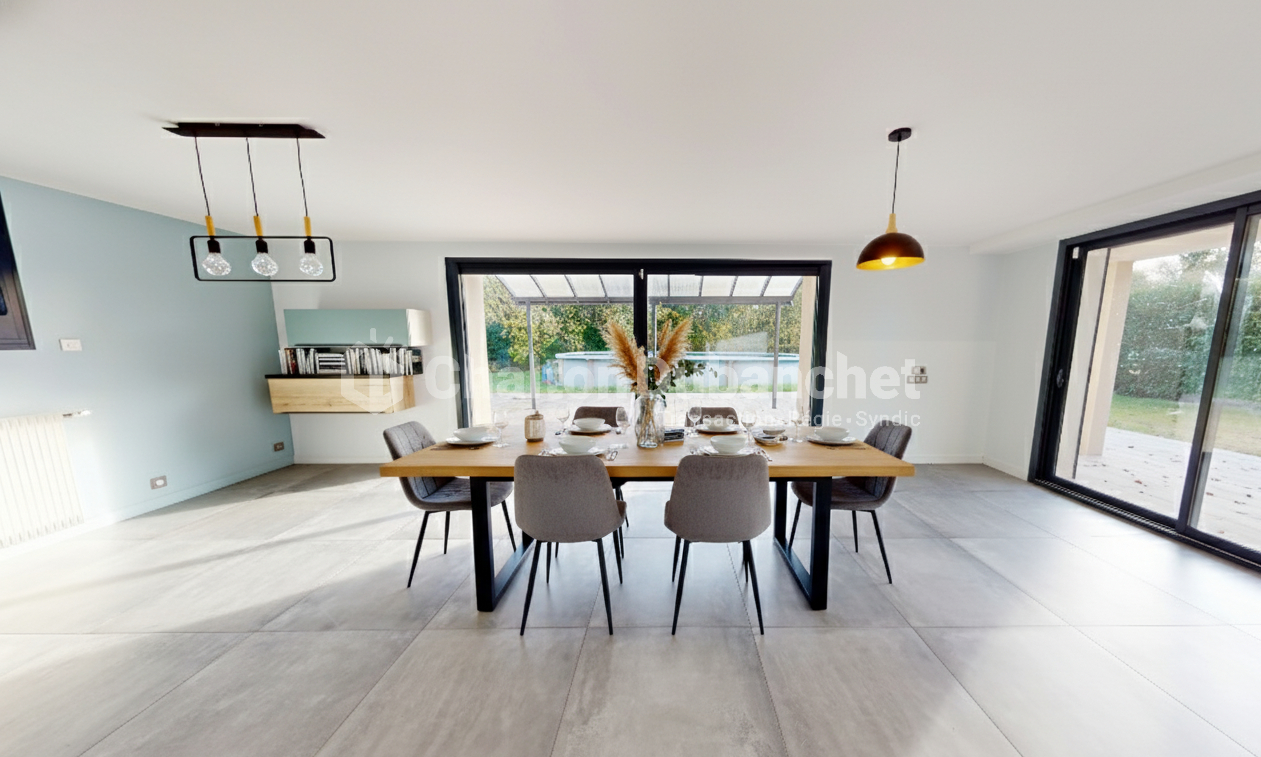 Photo Maison Riorges 9 pièce(s) 245 m2 image 1/6