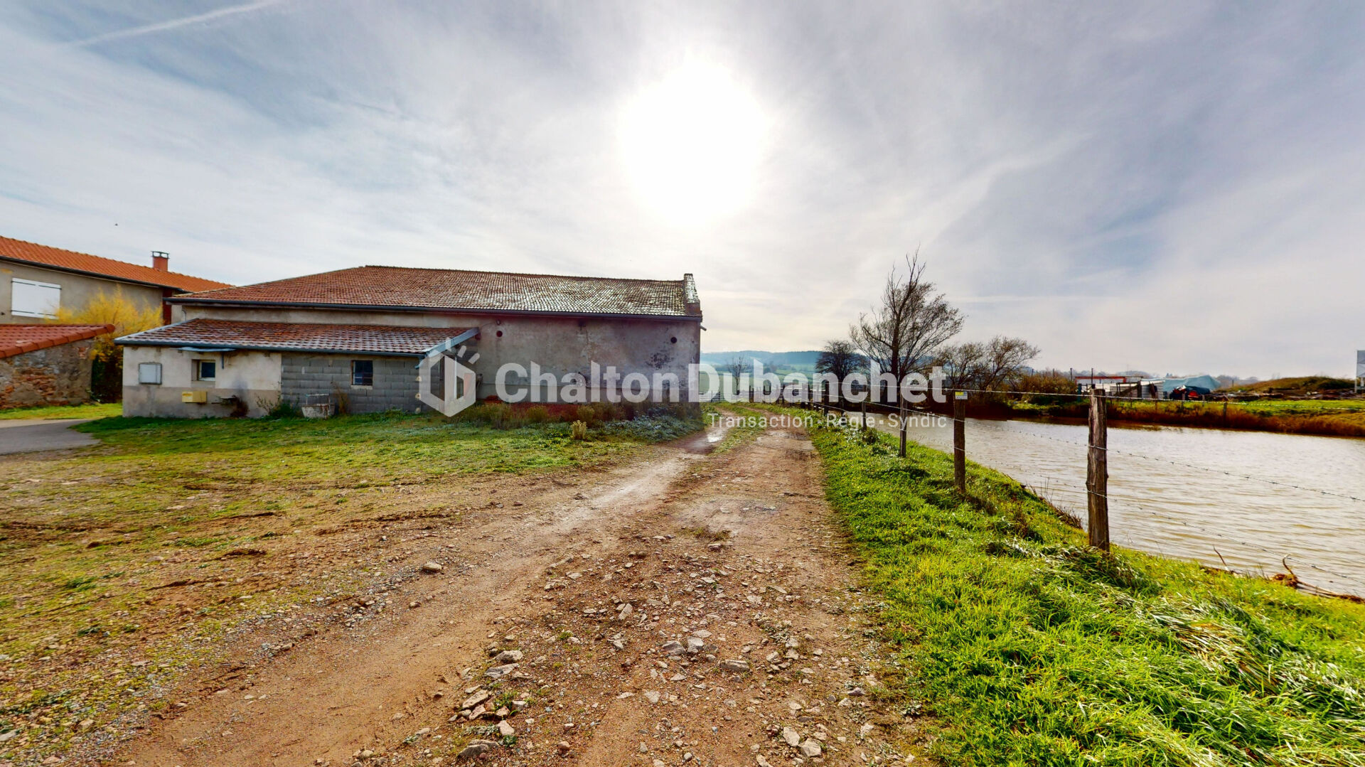 Photo SAINT CYR DE FAVIERES (15 minutes de Roanne) - Grange de 300m2 image 1/6
