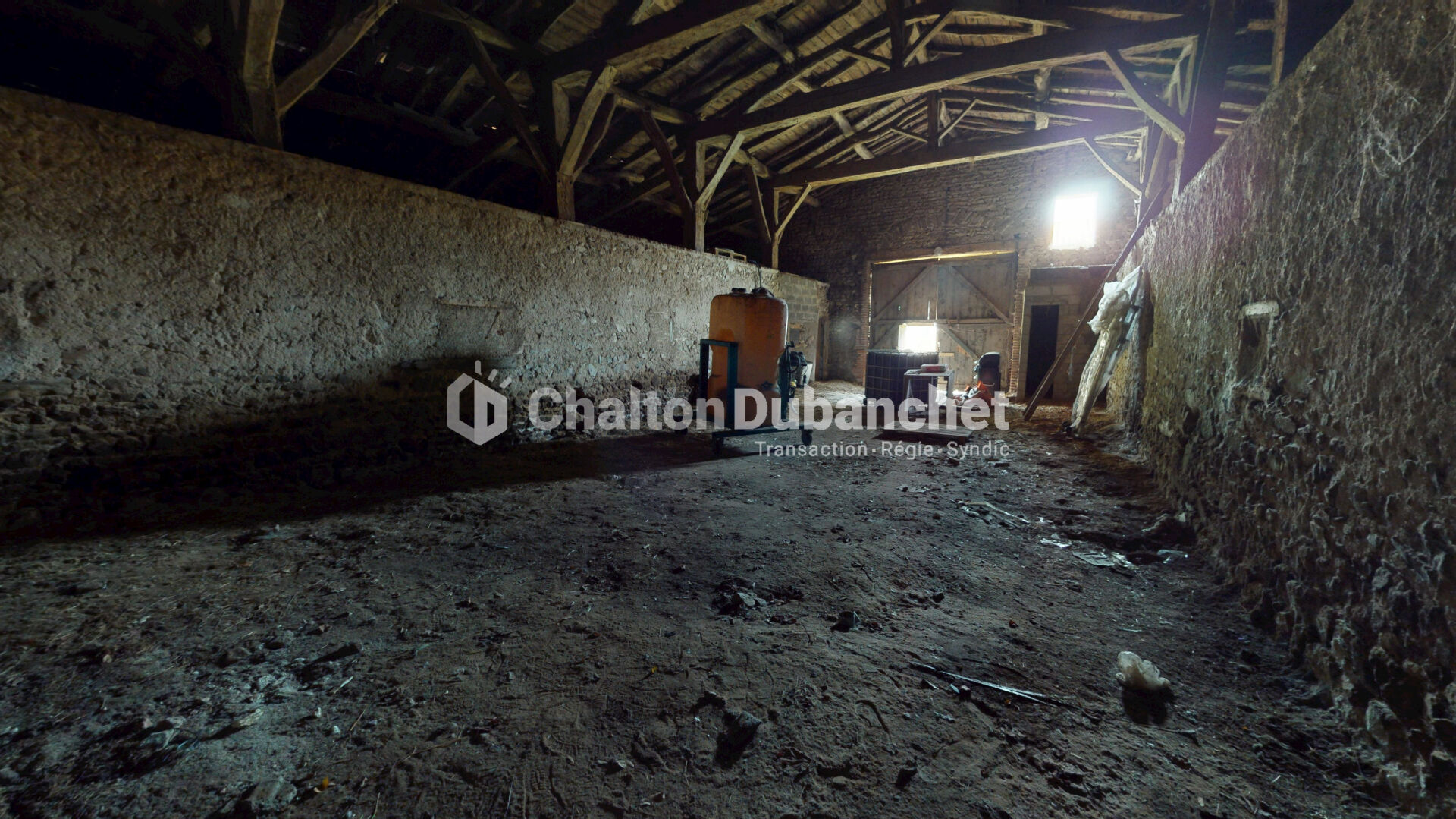 Photo SAINT CYR DE FAVIERES (15 minutes de Roanne) - Grange de 300m2 image 4/6