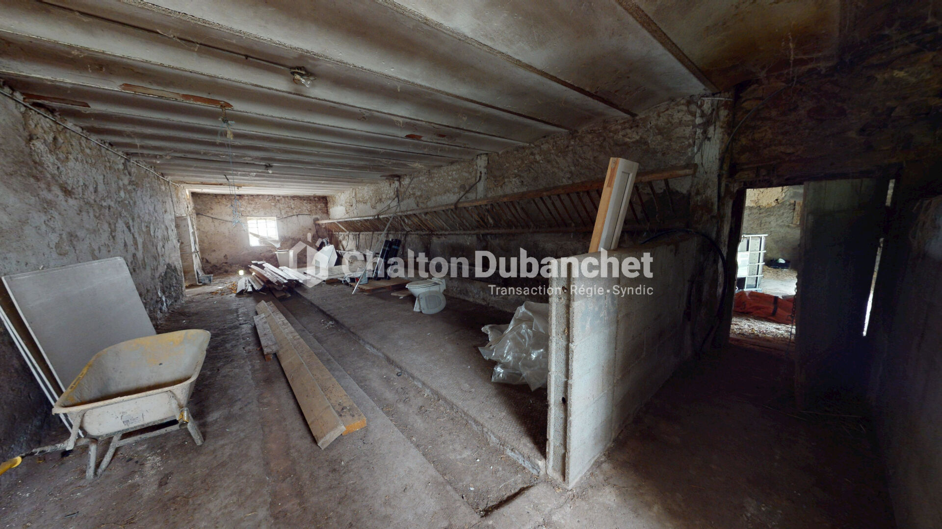 Photo SAINT CYR DE FAVIERES (15 minutes de Roanne) - Grange de 300m2 image 6/6