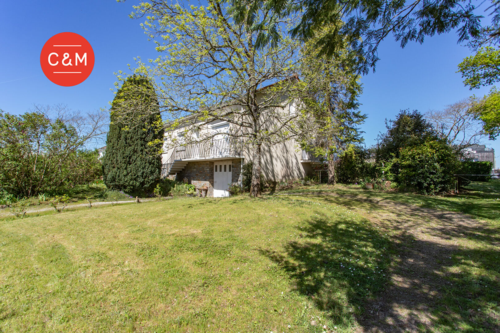 Photo REZE - Maison individuelle avec grand terrain et fort potentiel d'évolution image 1/6