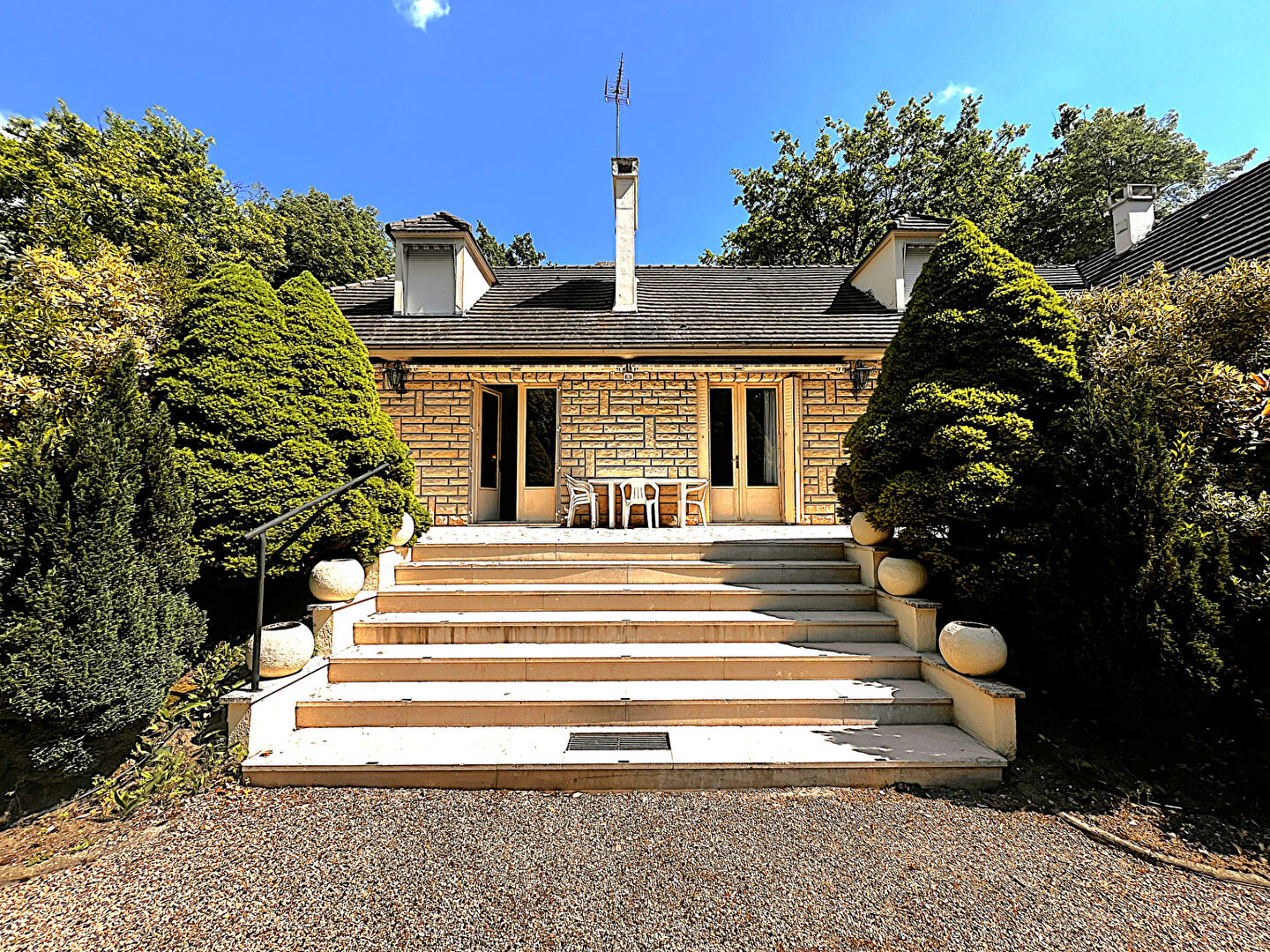 UNIQUEMENT CHEZ COMEBACK !! Dans le domaine du Lys-Lamorlaye Demeure de 300m² environs sur un parc de 4900m²