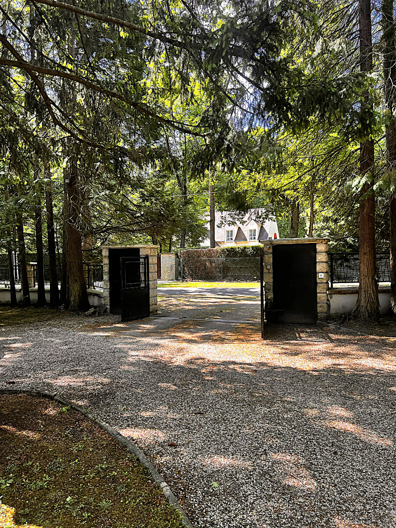 Photo UNIQUEMENT CHEZ COMEBACK !! Dans le domaine du Lys-Lamorlaye Demeure de 300m² environs sur un parc de 4900m² image 2/6