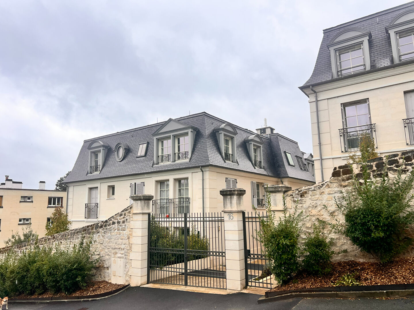 Rare sur CHANTILLY pour ce sublime Appartement RDC de type F3 de  pièces 60 m²  avec terrasse et jardin privatif !!!