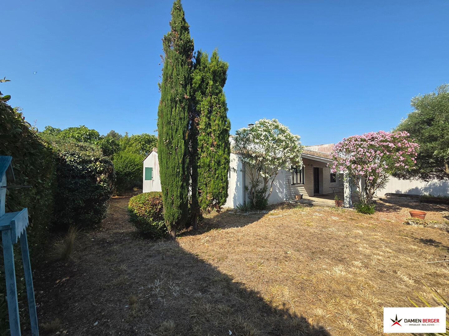 Jolie maison de plain-pied avec grand jardin.