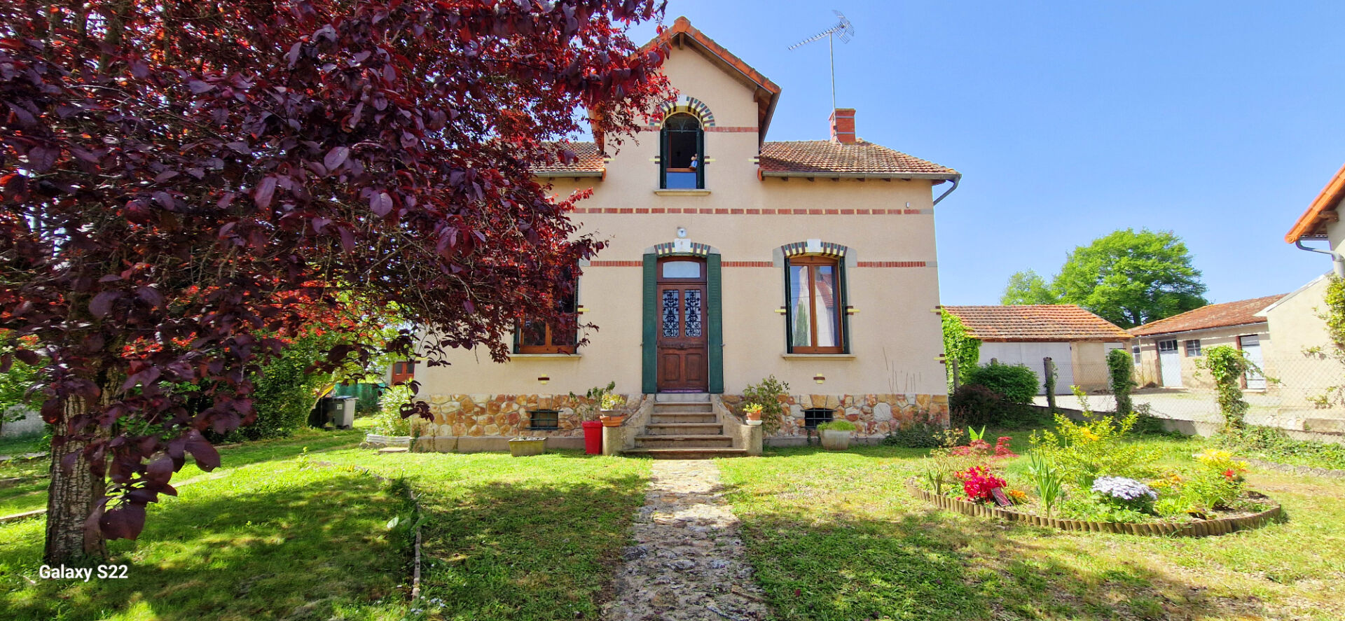 A 7 km de Commentry, Maison 6 pièces, double garage et terrain