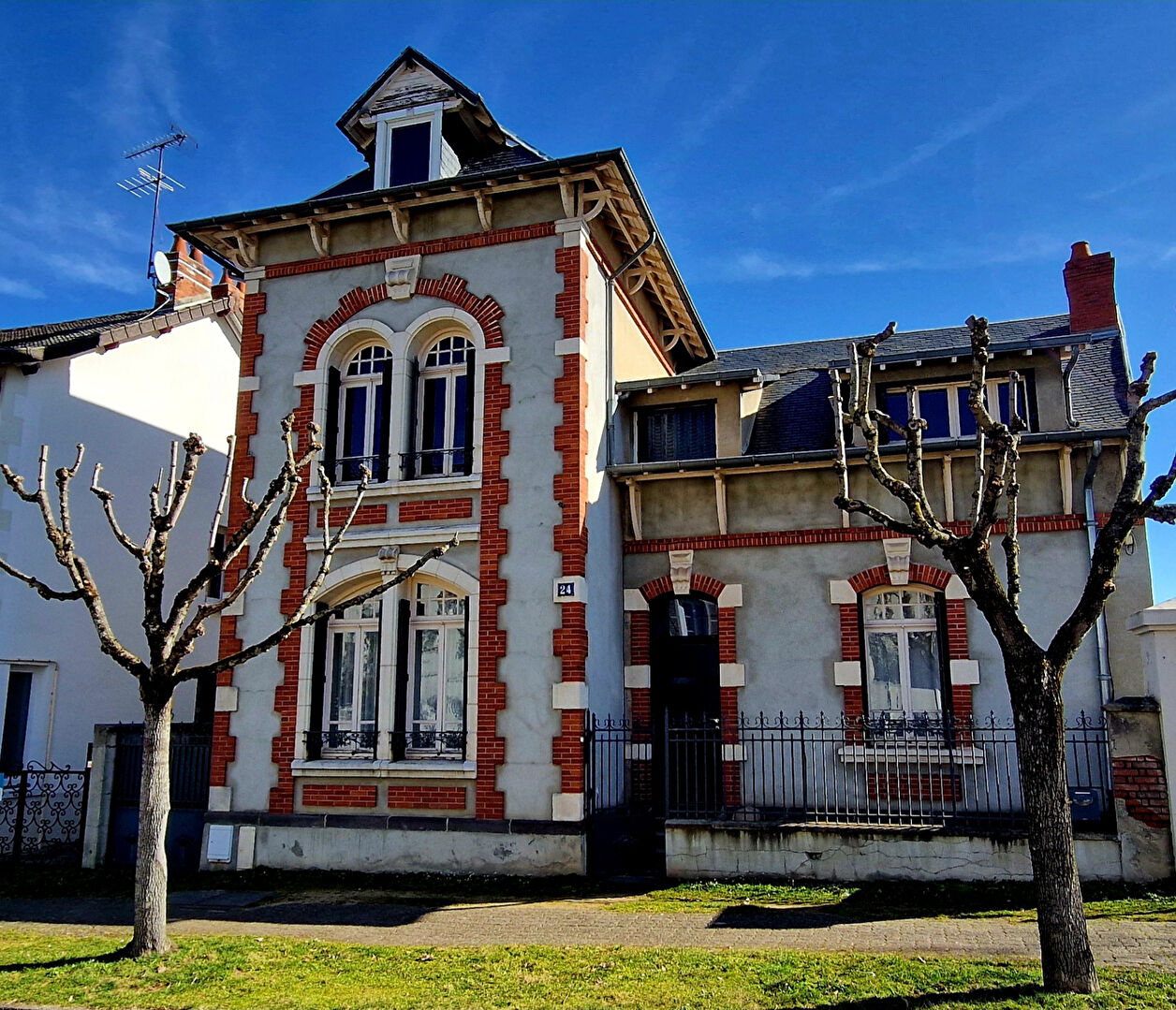Photo En exclusivité !!! Magnifique Maison d'architecte des année 30 composée de 5 chambres image 2/6