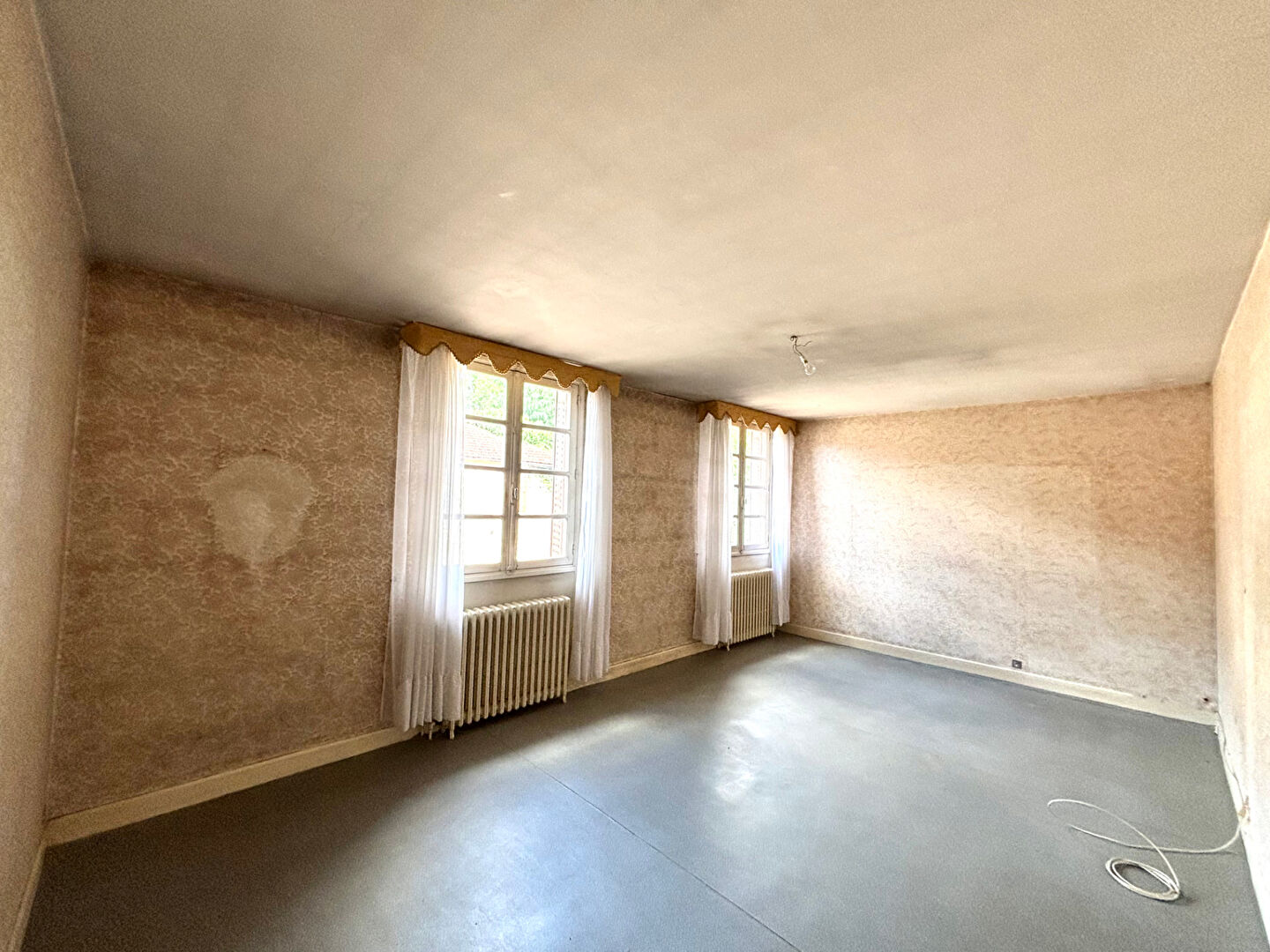 Photo A vendre à Montluçon, Immeuble de rapport à rénover (500 m²), Gros oeuvre en bon état !!! Revenus potentiels mensuels 2630 !!! image 3/6