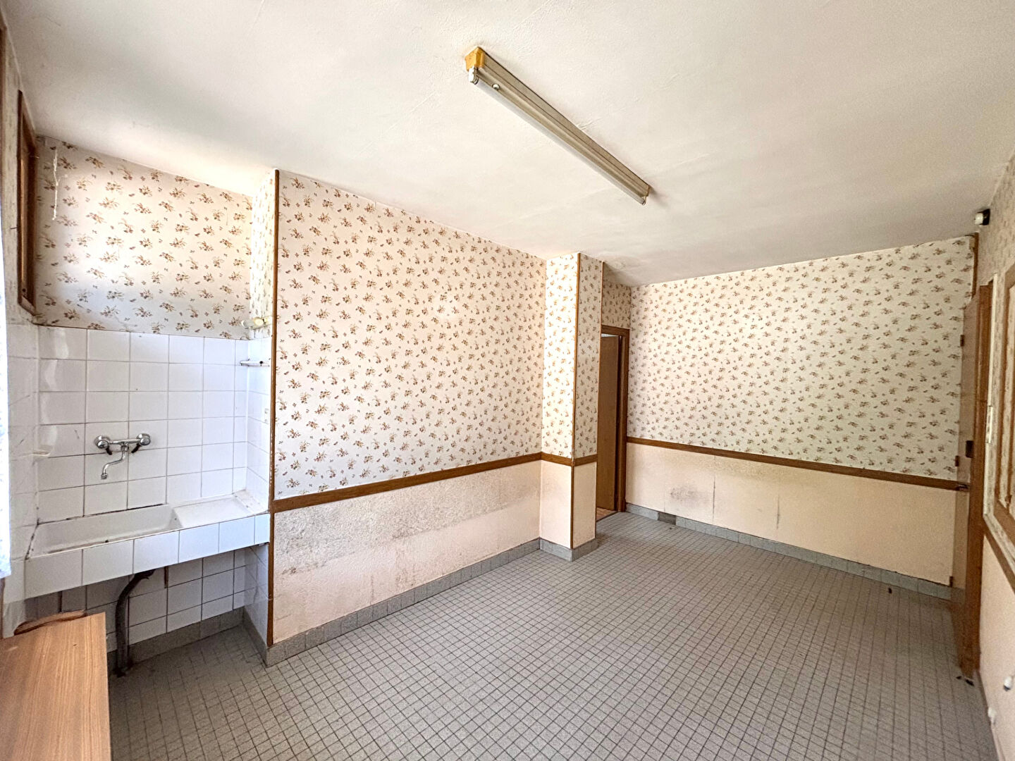 Photo A vendre à Montluçon, Immeuble de rapport à rénover (500 m²), Gros oeuvre en bon état !!! Revenus potentiels mensuels 2630 !!! image 4/6