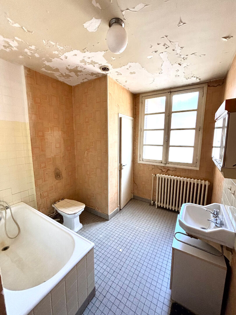 Photo A vendre à Montluçon, Immeuble de rapport à rénover (500 m²), Gros oeuvre en bon état !!! Revenus potentiels mensuels 2630 !!! image 5/6