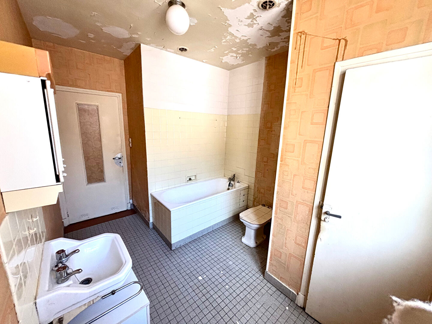 Photo A vendre à Montluçon, Immeuble de rapport à rénover (500 m²), Gros oeuvre en bon état !!! Revenus potentiels mensuels 2630 !!! image 6/6