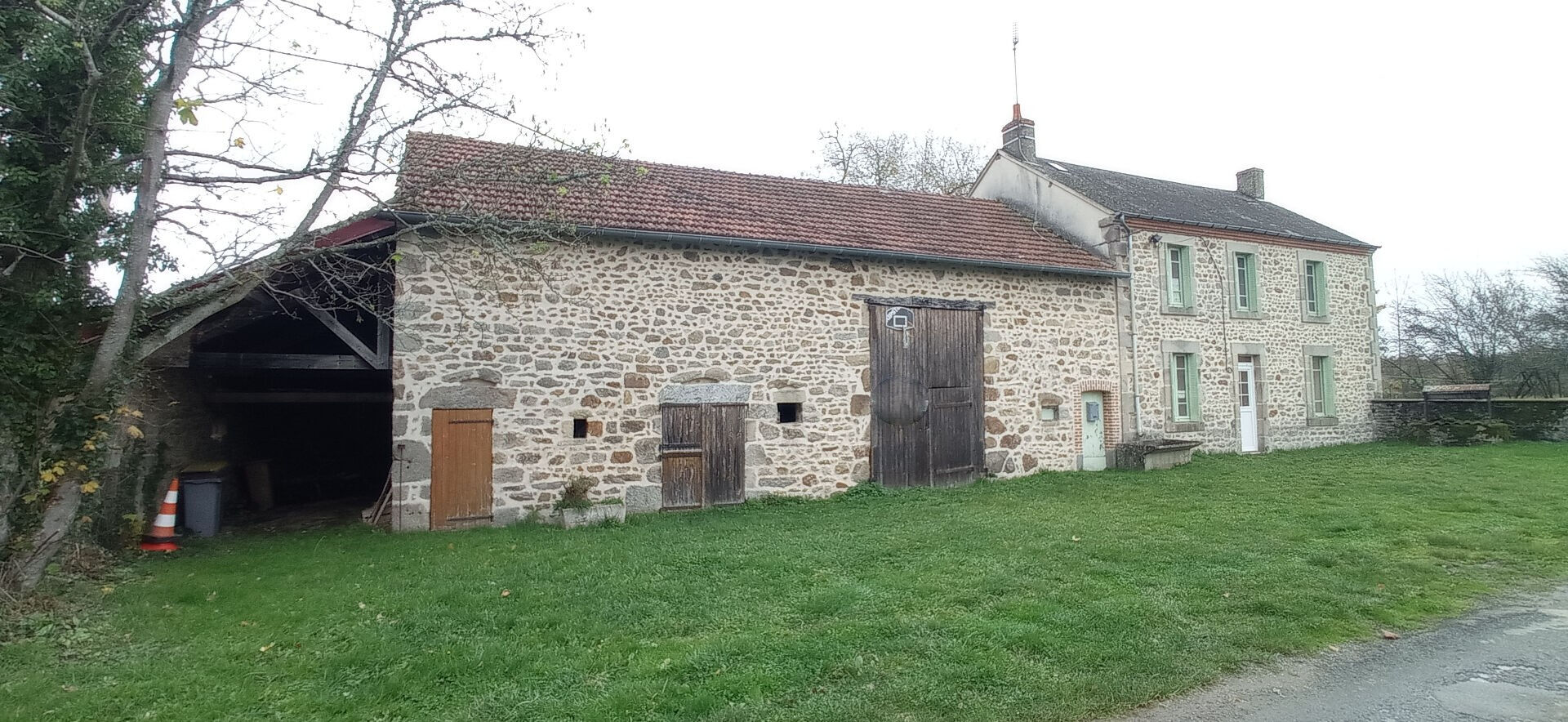 VENTE MAISON ET GRANGE CAMPAGNE 20MN MONTLUCON