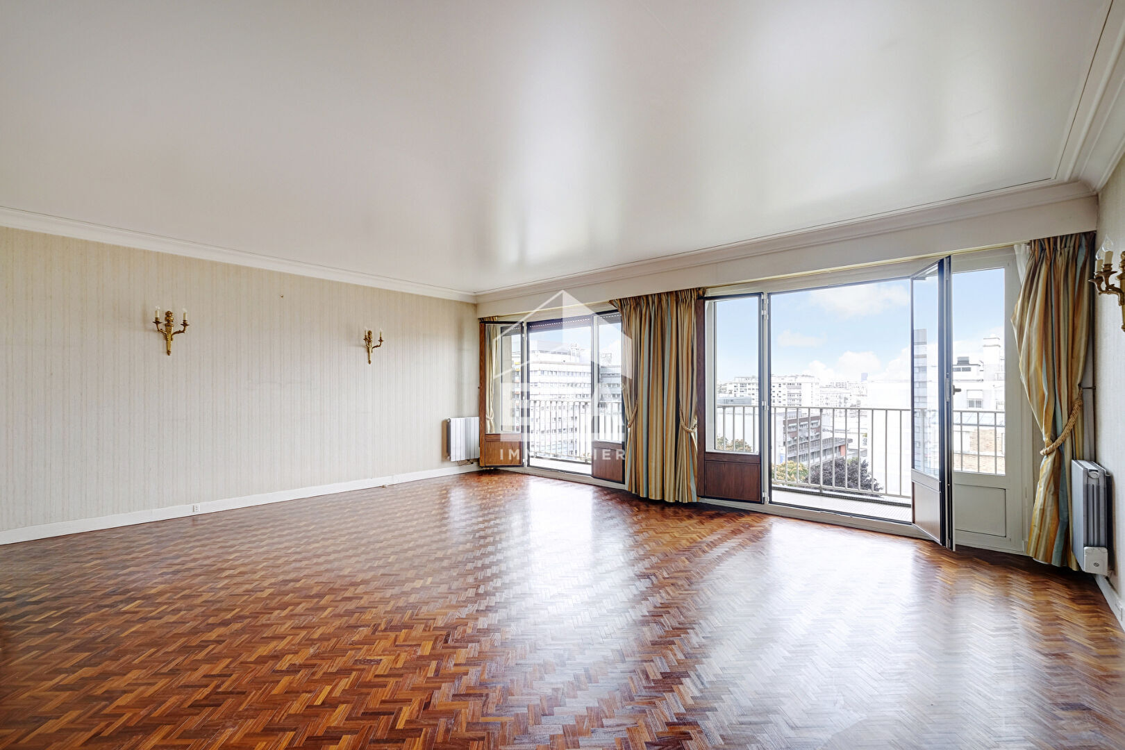 Photo APPARTEMENT FAMILIAL 5 pièces  96.20 m2 avec BALCON-PARKING-CAVE image 2/6